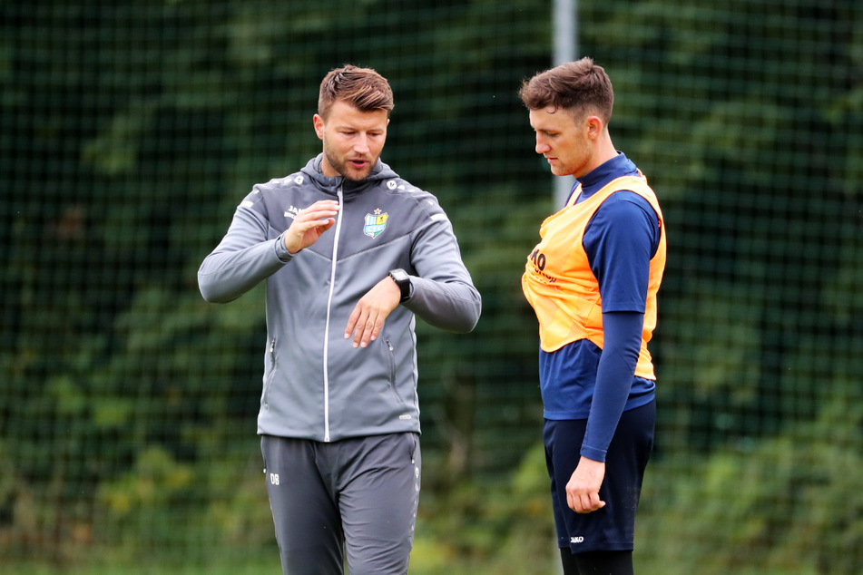 CFC-Trainer Daniel Berlinski (35, l.) und Christian Bickel (30) beim Training im Gespräch. Möglicherweise bereits über das Spiel am vergangenen Freitag gegen BFC Dynamo.