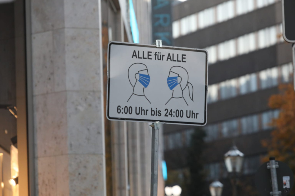 Die Maskenpflicht gilt auf sämtlichen größeren Plätzen im Innenstadtbereich.