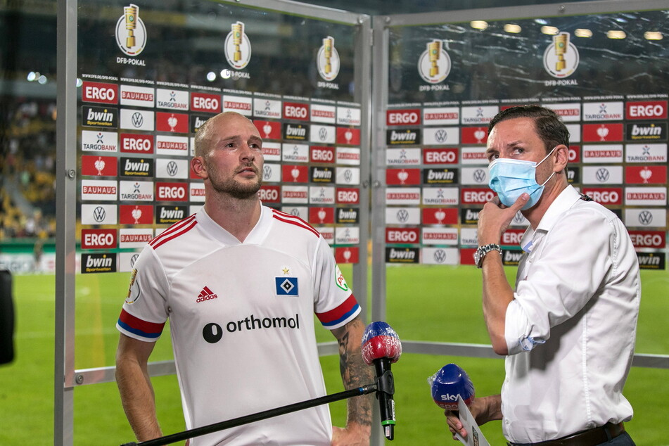 Ausgangspunkt der Rangelei war das TV-Interview von Toni Leistner (33, l.) nach dem 1:4 des HSV im DFB-Pokal in Dresden. Dort ging die Pöbelei des "Fans" los.