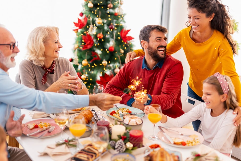 Entspannte Freude über Generationen hinweg: So sieht das Idealbild eines gelungenen Weihnachtsfestes aus - die Realität ist oft verdrießlicher. (Symbolbild)