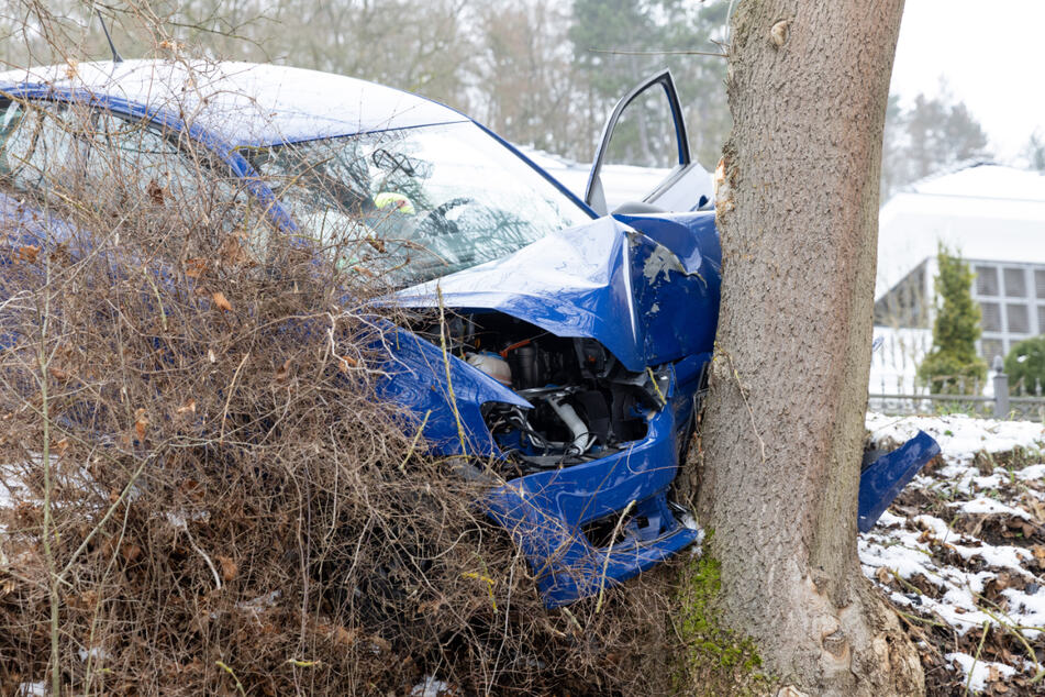 Mit voller Wucht stieß der Volkswagen des Seniors gegen einen Baum.