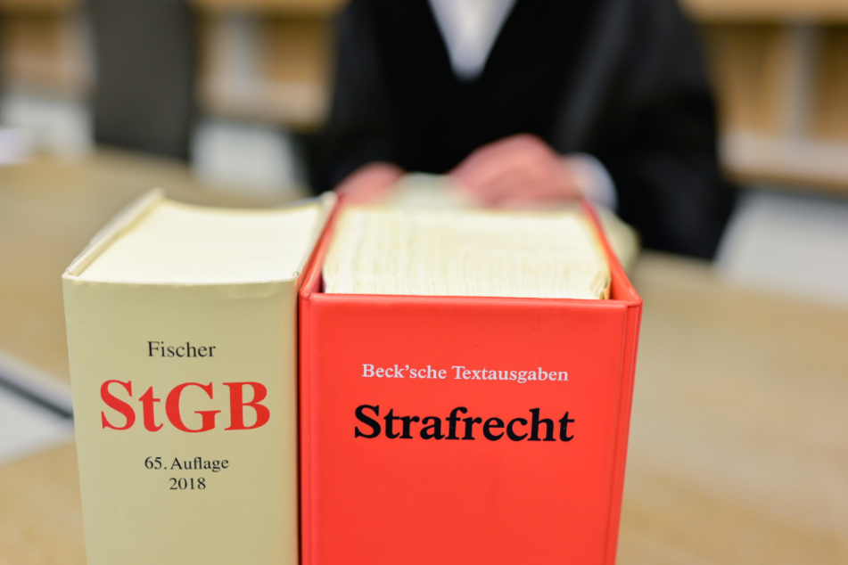 Illegale Bankgeschäfte in Millionenhöhe: Mann vor Gericht