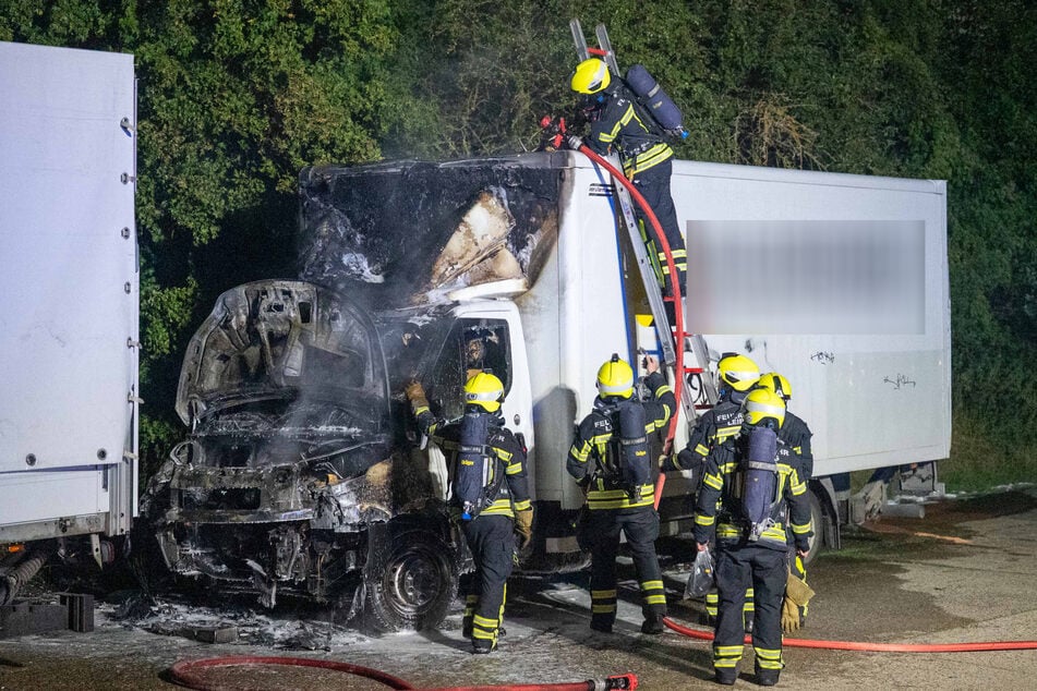 Im Leipziger Stadtteil Schönau geriet Montagnacht ein abgestellter Kleinlaster in Brand.