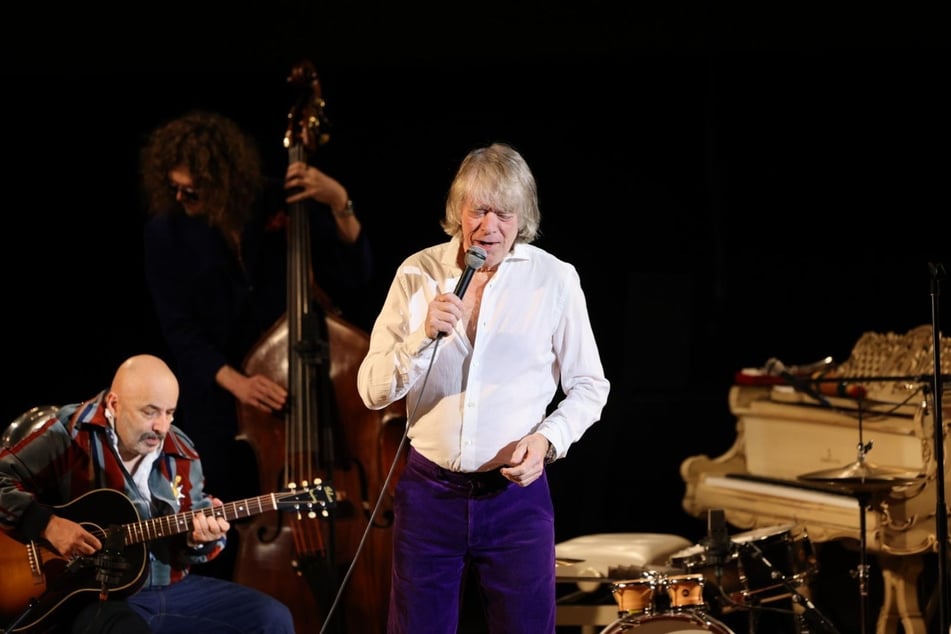 Helge Schneider (r.) spielte am Dienstagabend mit Unterstützung von Sandro (l.) und Leo (M.) im Leipziger Gewandhaus.