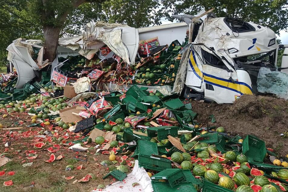 Mit mehr als vier Promille unterwegs: Tonnenweise Melonen nach Lkw-Crash auf der Fahrbahn
