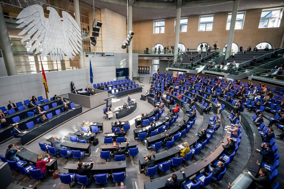 Die Parlamentarier halten bei der 154. Sitzung des Bundestages am 25. März 2020 Sicherheitsabstand.