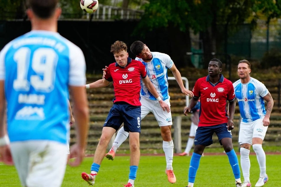 Roman Eppendorfer (23, r., beim Kopfballduell) räumte in der Abwehr kompromisslos ab.