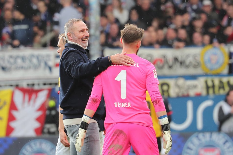 Kiel-Coach Tim Walter (50) hatte nach dem Sieg seiner Elf gut lachen.