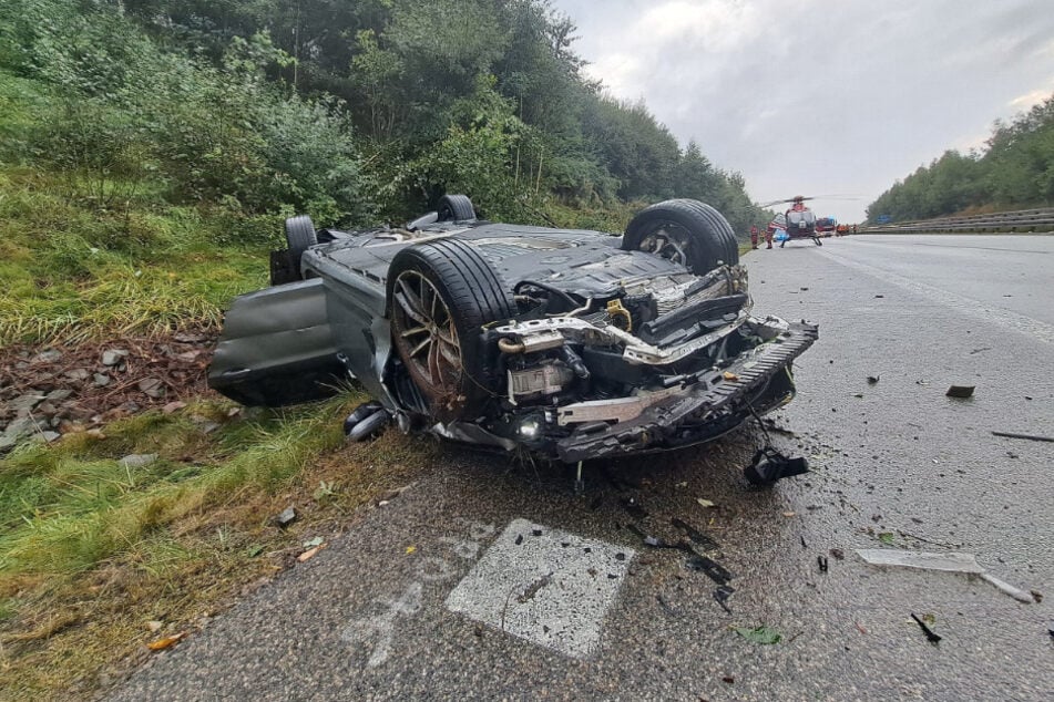 Nachdem sich der BMW mehrfach überschlagen hatte, landete er auf dem Dach.