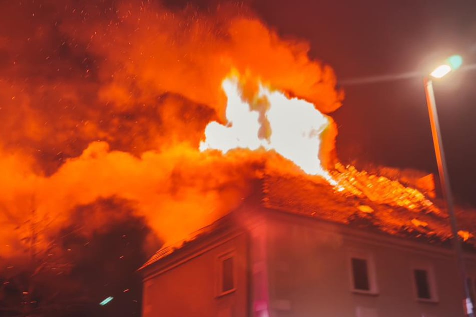 Dachstuhl von Mehrfamilienhaus abgebrannt: 60.000 Euro Schaden