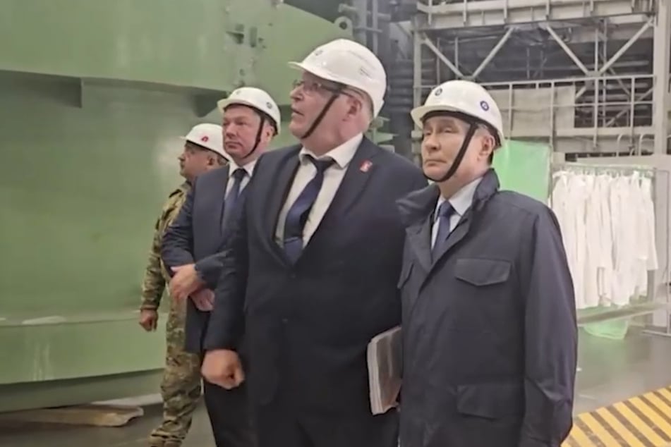 Dieses Bild wurde vom Kreml veröffentlicht. Es soll Putin beim Besuch eines in Bau befindlichen AKW in der Region Kursk zeigen.
