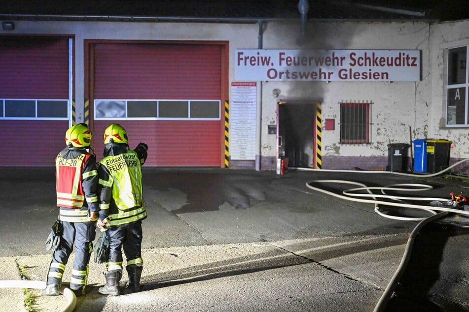 Rauch drang in der Nacht aus dem Gerätehaus der Ortswehr Glesien.