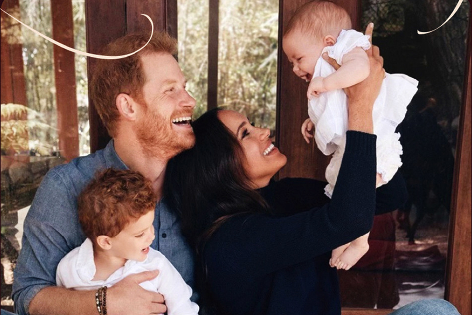 Auf dem Foto ist die kleine Lilibet (6 Monate) gemeinsam mit ihren Eltern, Prinz Harry (36) und Herzogin Meghan (40), und dem zwei Jahre alten Brüderchen Archie zu sehen.