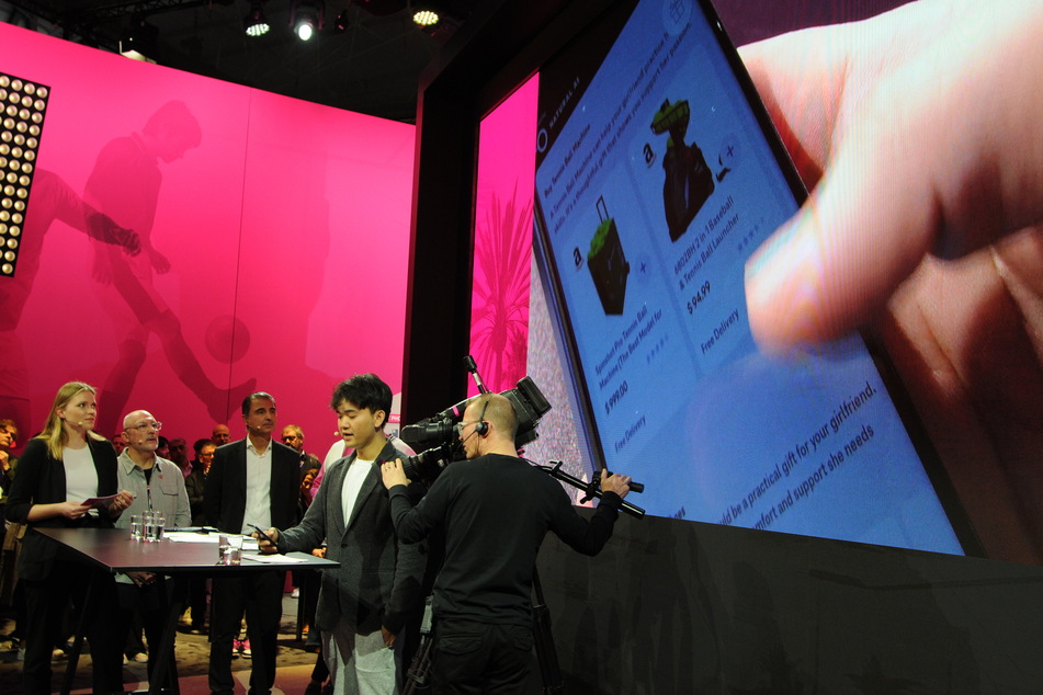 Beim neuen Smartphone-Prototyp der Deutschen Telekom agiert der Nutzer über Sprachbefehle mit einer Künstlichen Intelligenz (KI).