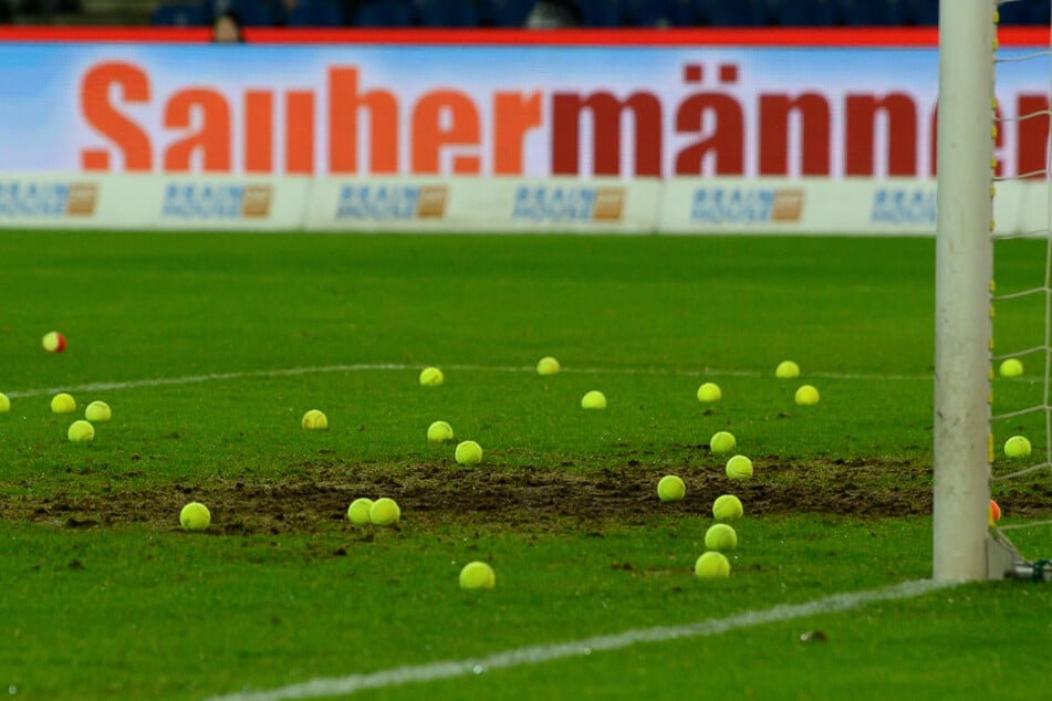 Die Hannover-Fans warfen während des Spiels Tennisbälle auf den Rasen und sorgten so für eine kurze Unterbrechung.