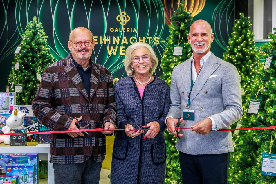 Kaufhaus-Chef Michael Zielke (55, v.l.), Charity-Lady Ursula Herrmann (81) und Uniklinik-Vorstand Michael Albrecht (74) eröffnen den Wünsche-Wald.