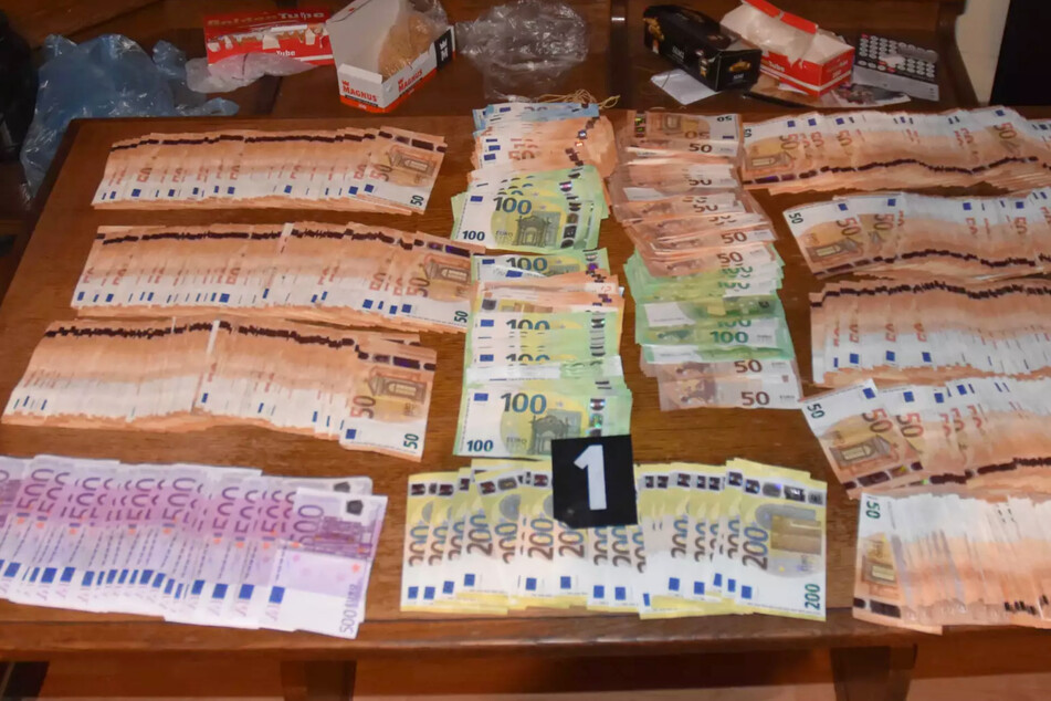Schlag gegen die Balkan-Mafia: 2,7 Tonnen Kokain und eine halbe Million Euro in bar beschlagnahmt