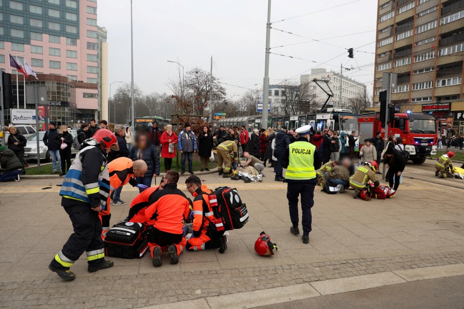 Rettungskräfte sind an der Unfallstelle am Rodlo-Platz im Einsatz.