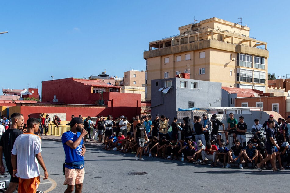 Tumulte und Gedränge in Ceuta: Migranten werden in Zeltlager gebracht