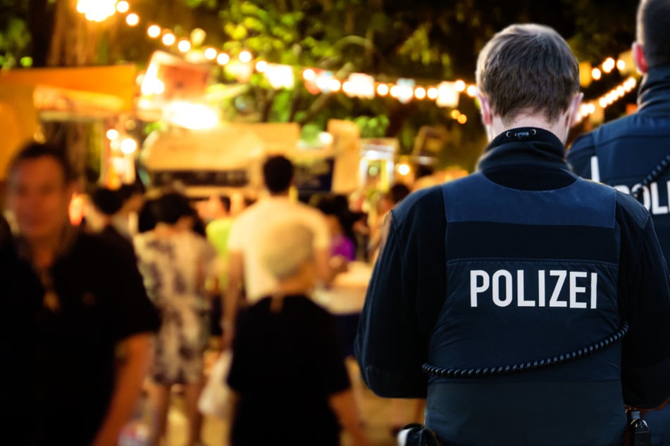 20 Personen waren eingeladen, dann waren es zwischenzeitlich über 100: Schließlich löste die Polizei die Party des 15-Jährigen auf. (Symbolfoto)