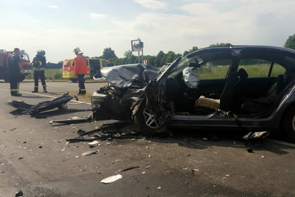 Bei dem Unfall rasten zwei Autos frontal zusammen.