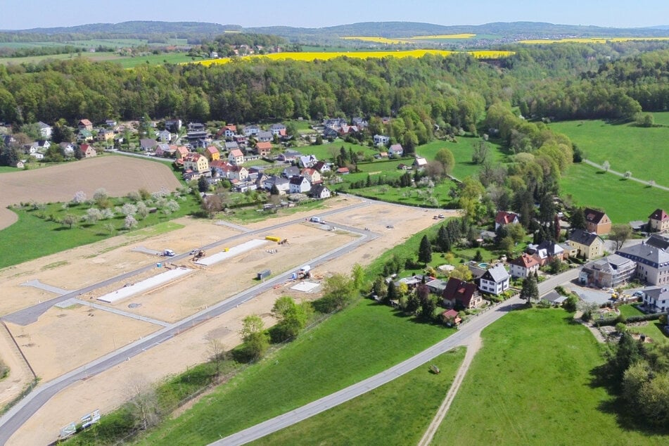 Eingebettet im Pirnaer Elbtal werden hier zahlreiche Häuser entstehen.