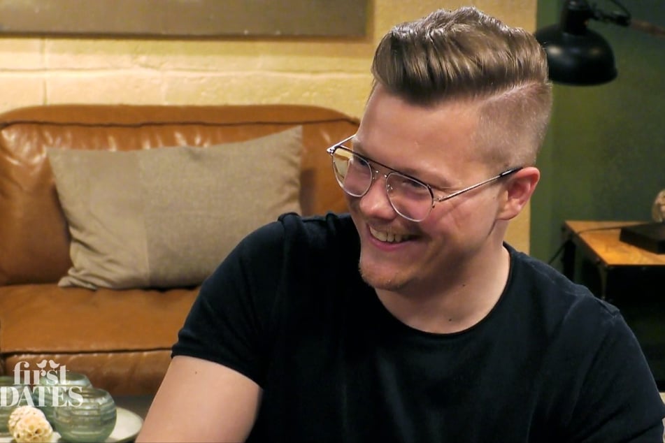 Der sympathische Brillen-Träger hat sich nur einen kleinen Scherz erlaubt, bricht damit gelungen das Eis zwischen ihm und Date-Partnerin Marie (24).