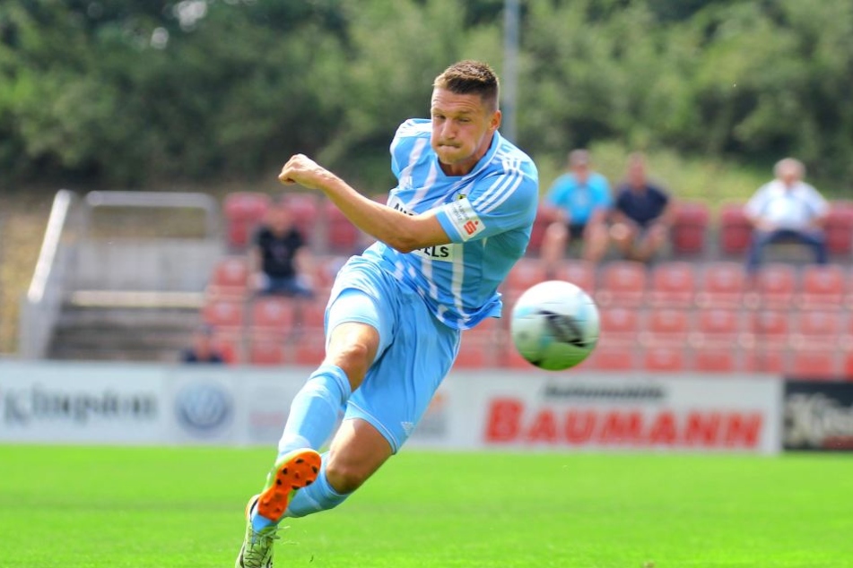 Im Testspiel gegen den ZFC Meuselwitz drischt Frahn gegen das runde Leder.