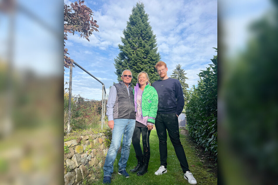 Familie Schirmer hat die prächtige Tanne im eigenen Garten aufgezogen.