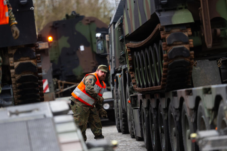 Eine Panzerhaubitze der US-Armee vom Typ M109A6 wird während der Übung "Defender-Europe 2020" auf einen Schwerlasttransporter der Bundeswehr verladen.