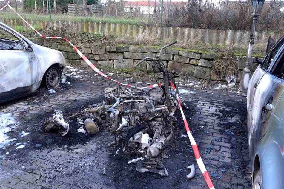 Die Flammen sollen zunächst von zwei Motorrollern ausgegangen sein.