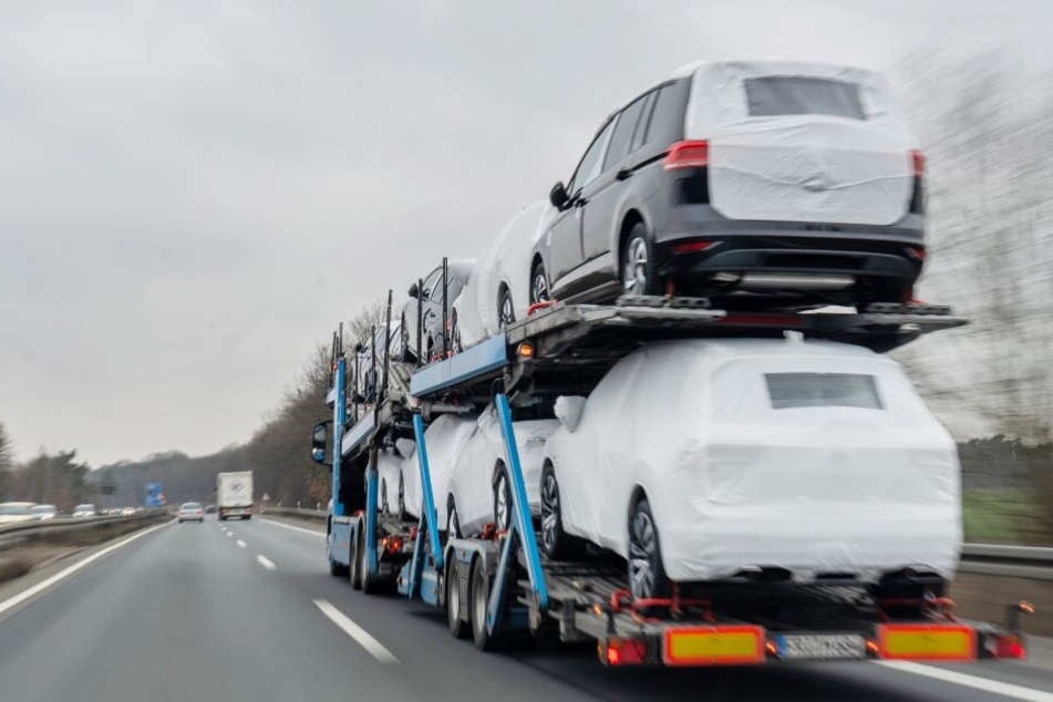 Mitten auf der Autobahn kippte der Transporter um. (Symbolbild)