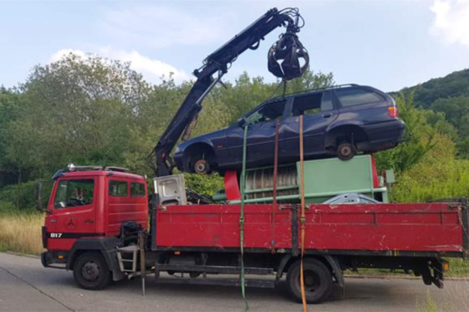 Unten die Weinpresse, oben das Wrack eines BMW-Kombis: so entdeckten die Polizisten den Lastwagen.