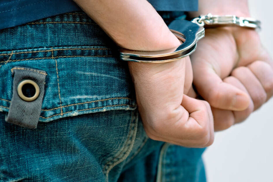 Ein 14 Jahre alter Junge wird das Weihnachtsfest im Gefängnis verbringen. (Symbolbild)