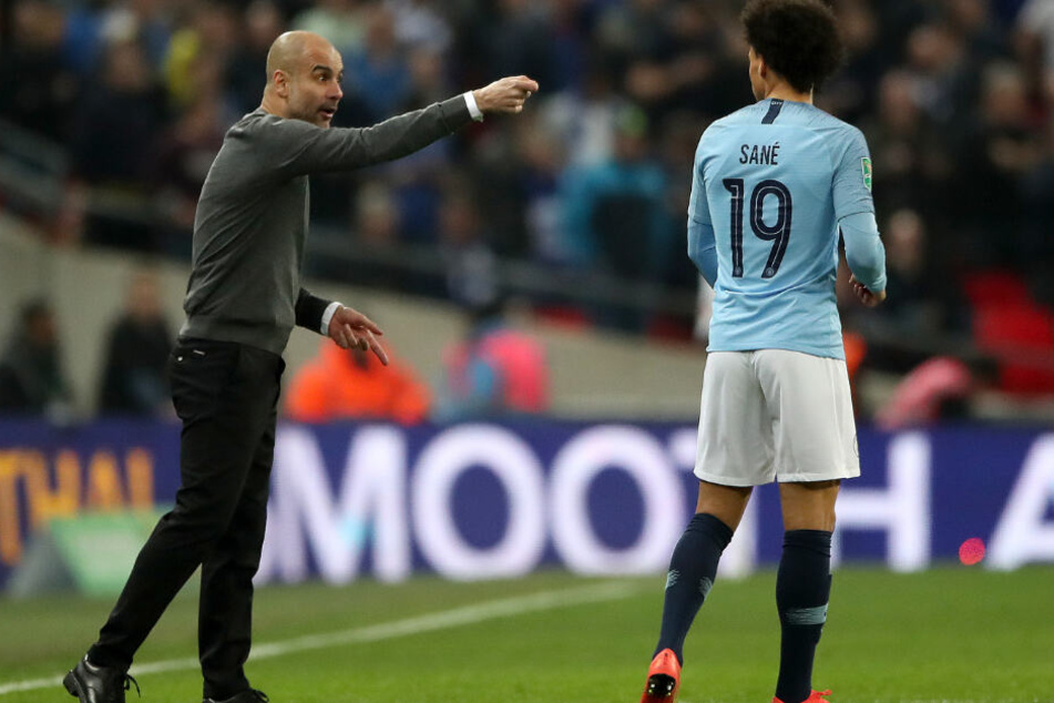 Pep Guardiola (l.) ist aktuell Trainer von Manchester City und somit von Leroy Sané (r.).