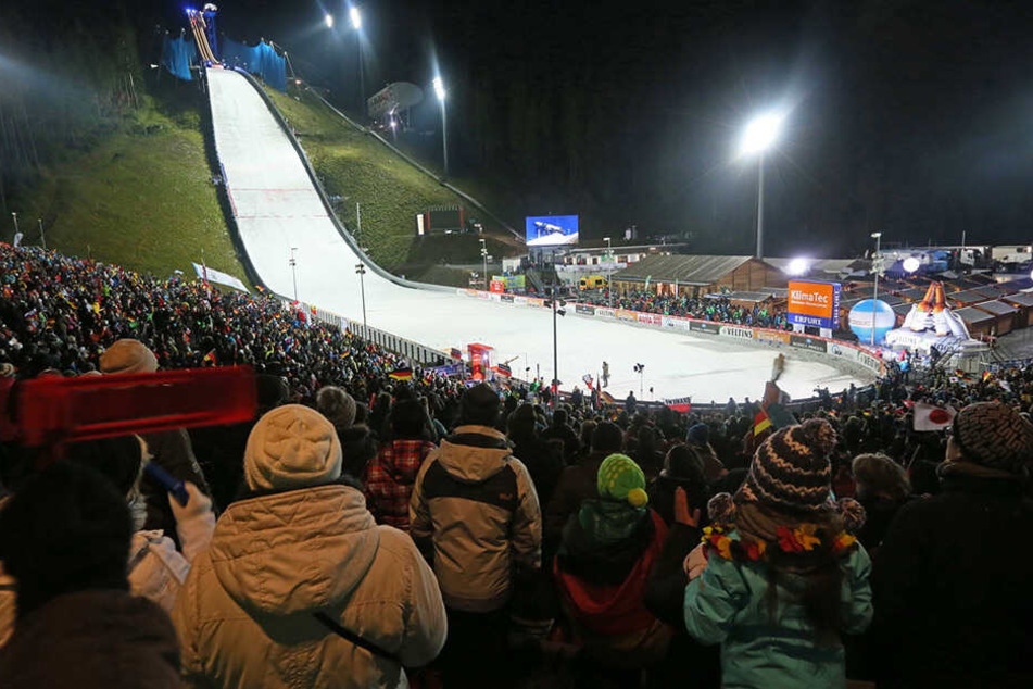 Vom 13. bis 15. Dezember macht nach zwei Jahren Pause wieder der Weltcup der Skispringer in Klingenthal Station. Diesem Termin wollen die Auer aus dem Weg gehen, um sich nicht gegenseitig Zuschauert zu ziehen.