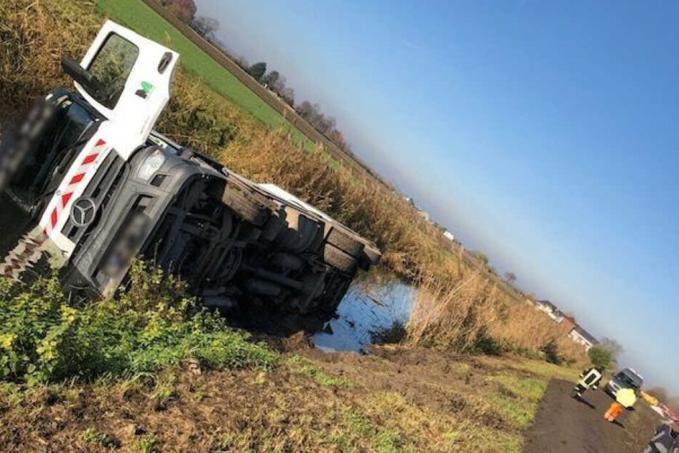 Der Müllwagen versank zur Hälfte in dem Bachlauf.