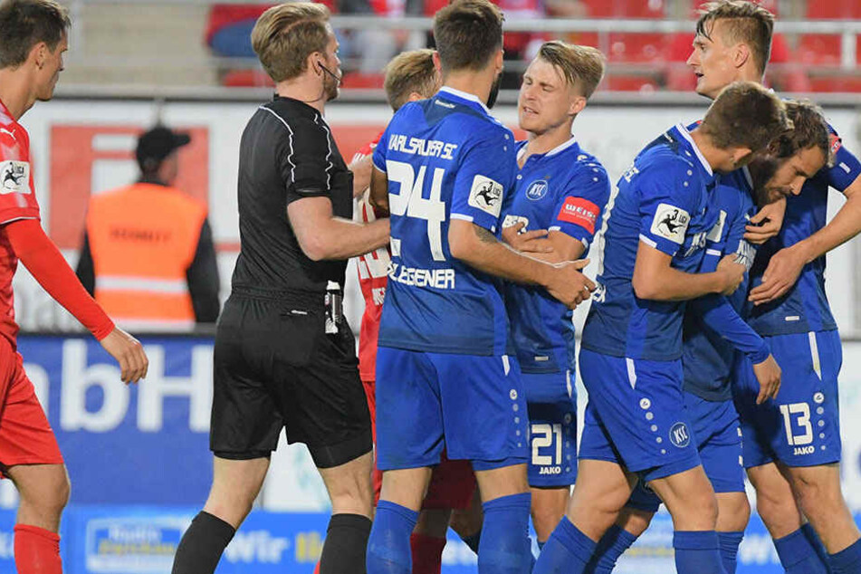 Anton Fink (2.v.r.) jubelt gemeinsam mit seinem neuen Club Karlsruher SC über einen Treffer gegen Zwickau.