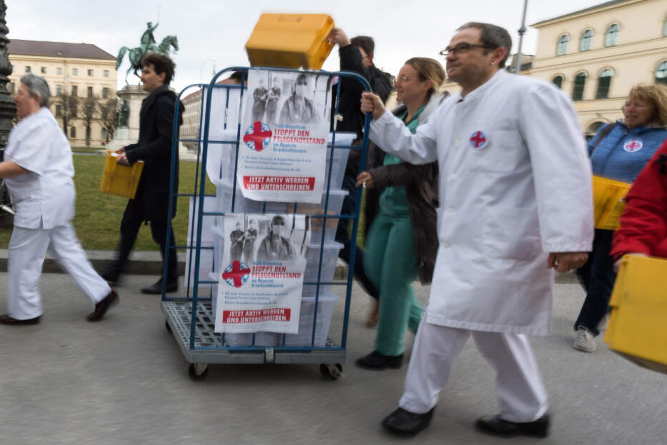 Organisatoren des Volksbegehrens "Stoppt den Pflegenotstand" gingen bereits im März mit den Unterschriftenlisten zum bayerischen Innenministerium. (Archiv)