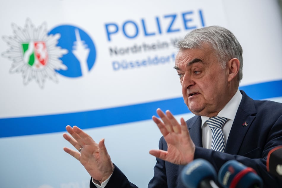 Spar-Hammer für die NRW-Polizei: Innenminister Reul stellt sich den Landräten