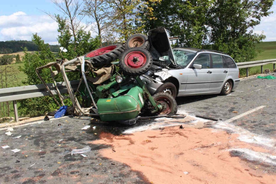 Die BMW-Fahrerin fuhr auf das Traktor-Gespann auf, woraufhin dieses umkippte.