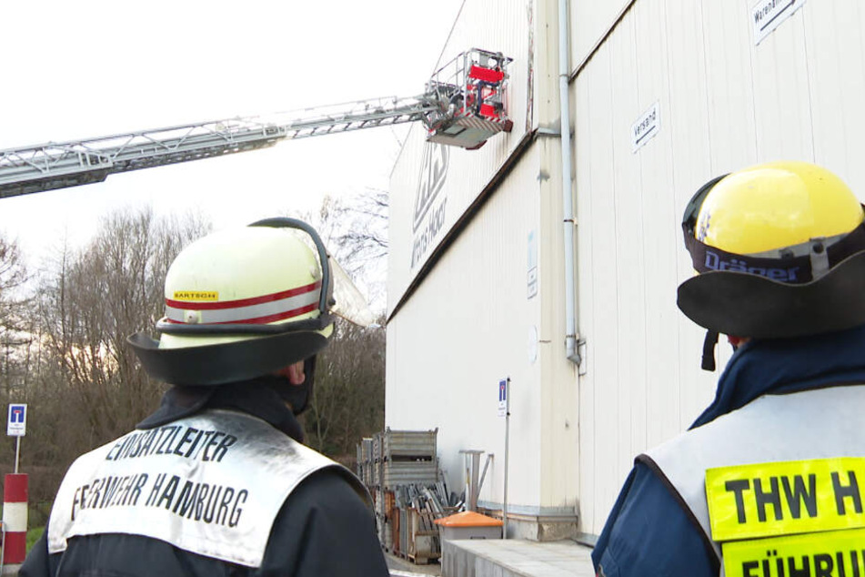 Feuerwehr und THW stützen ein durch den Sturm einsturzgefährdetes Hallenelement in Hamburg ab.