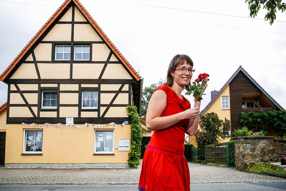 Katrin Zimmermann (36) lädt in einem alten Fachwerkhaus Besucher zum Schnuppern ein.