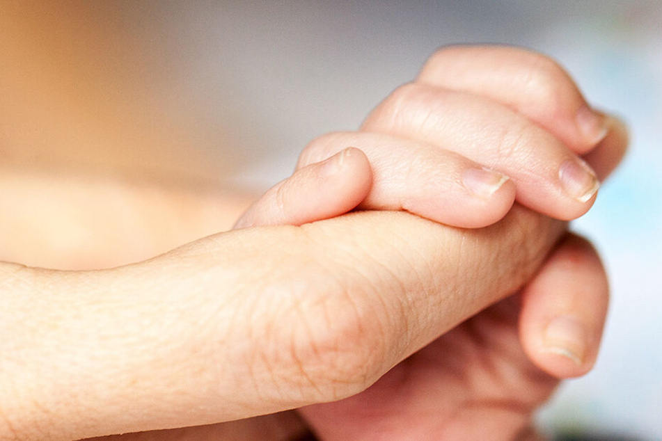 Familie begräbt eigenes totes Kind und findet dabei lebendes Baby