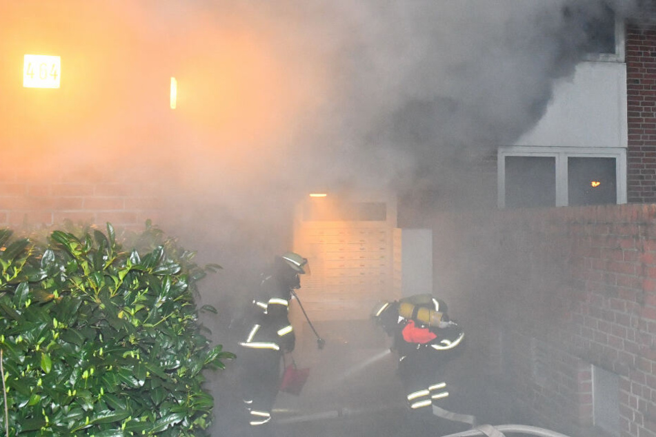 Großeinsatz in Hamburg: Mehrfamilienhaus in Flammen!