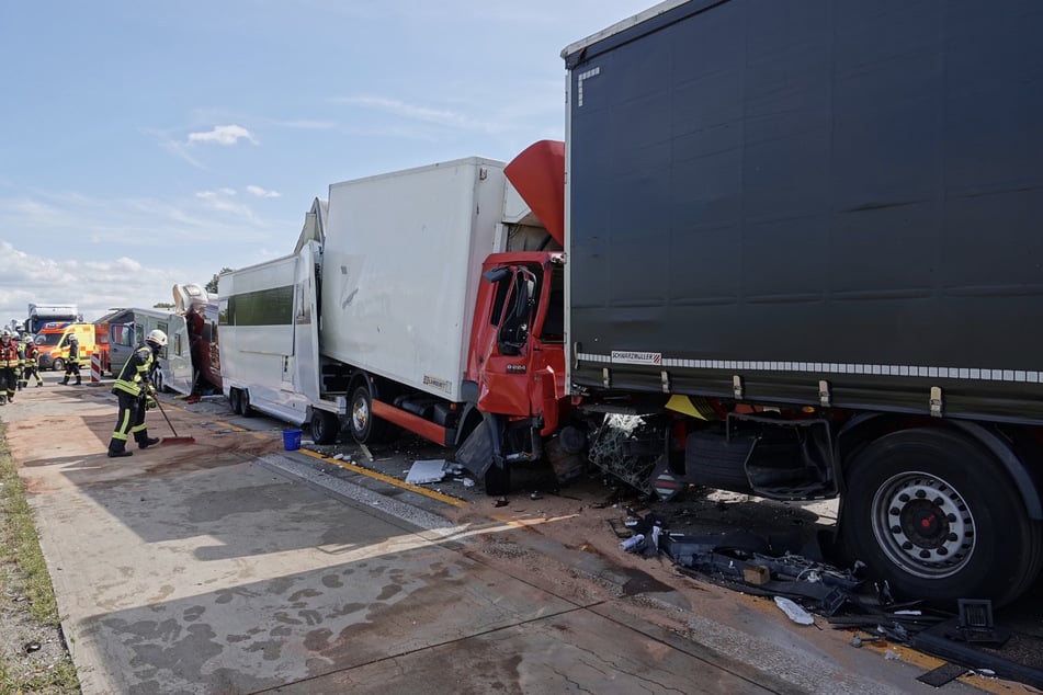 Am heutigen Montagmittag krachte es auf der A4 in Richtung Chemnitz, kurz vor der Abfahrt Wilsdruff.