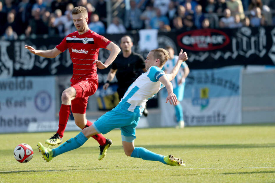 Dennis Grote (r., im Zweikampf mit dem Bautzener Marek Langr) verlässt den CFC im Sommer vorzeitig. Zuvor will der Kapitän mit den Himmelblauen den Aufstieg feiern. Mit lautstarker Unterstützung von den Rängen?