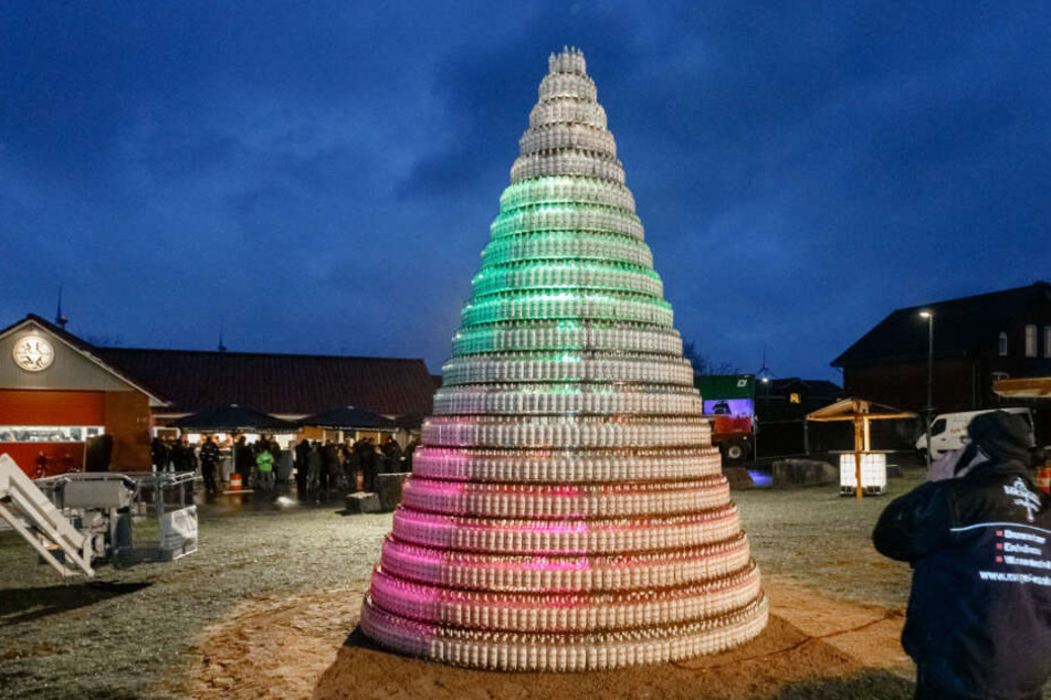 Der Weihnachtsbaum besteht aus 5038 Kornflaschen.