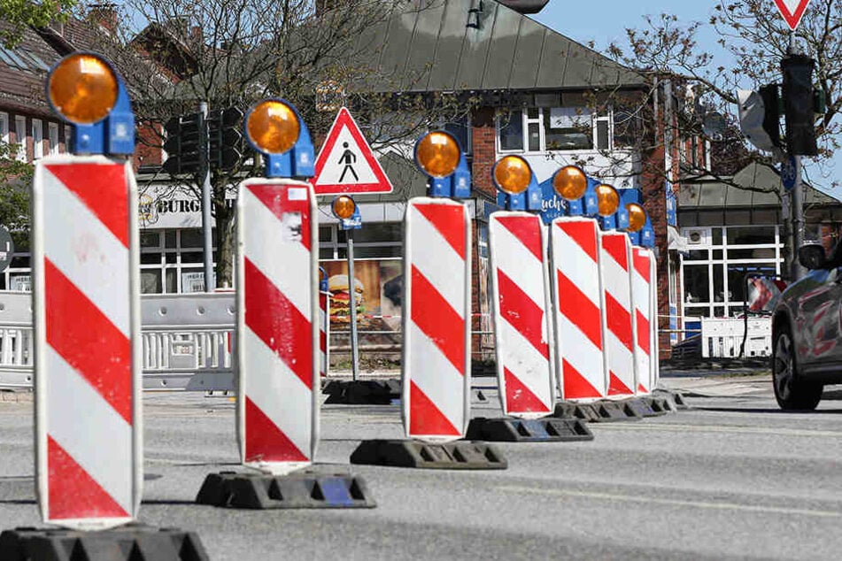 Die Straße muss großräumig umfahren werden. (Symbolbild)