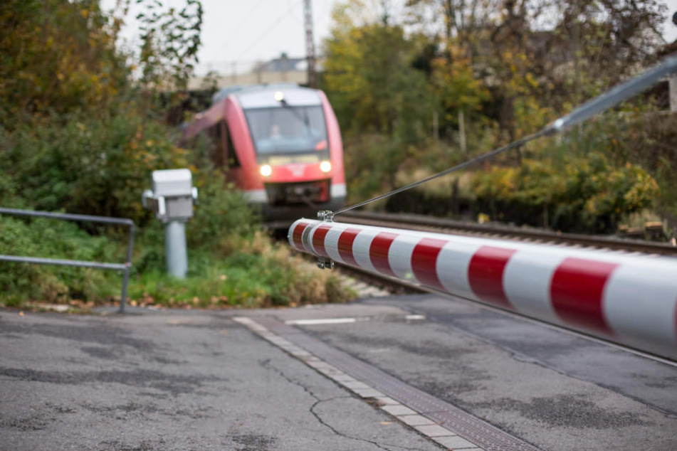 Der Rentner hatte eine geschlossene Schranke durchbrochen und dann auf dem Bahnübergang gewendet. (Symbolbild)